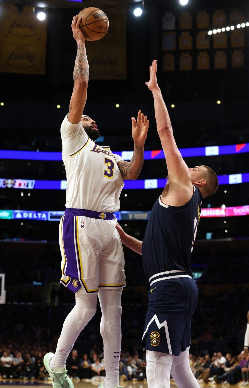The Lakers Finally Avoid the Sweep